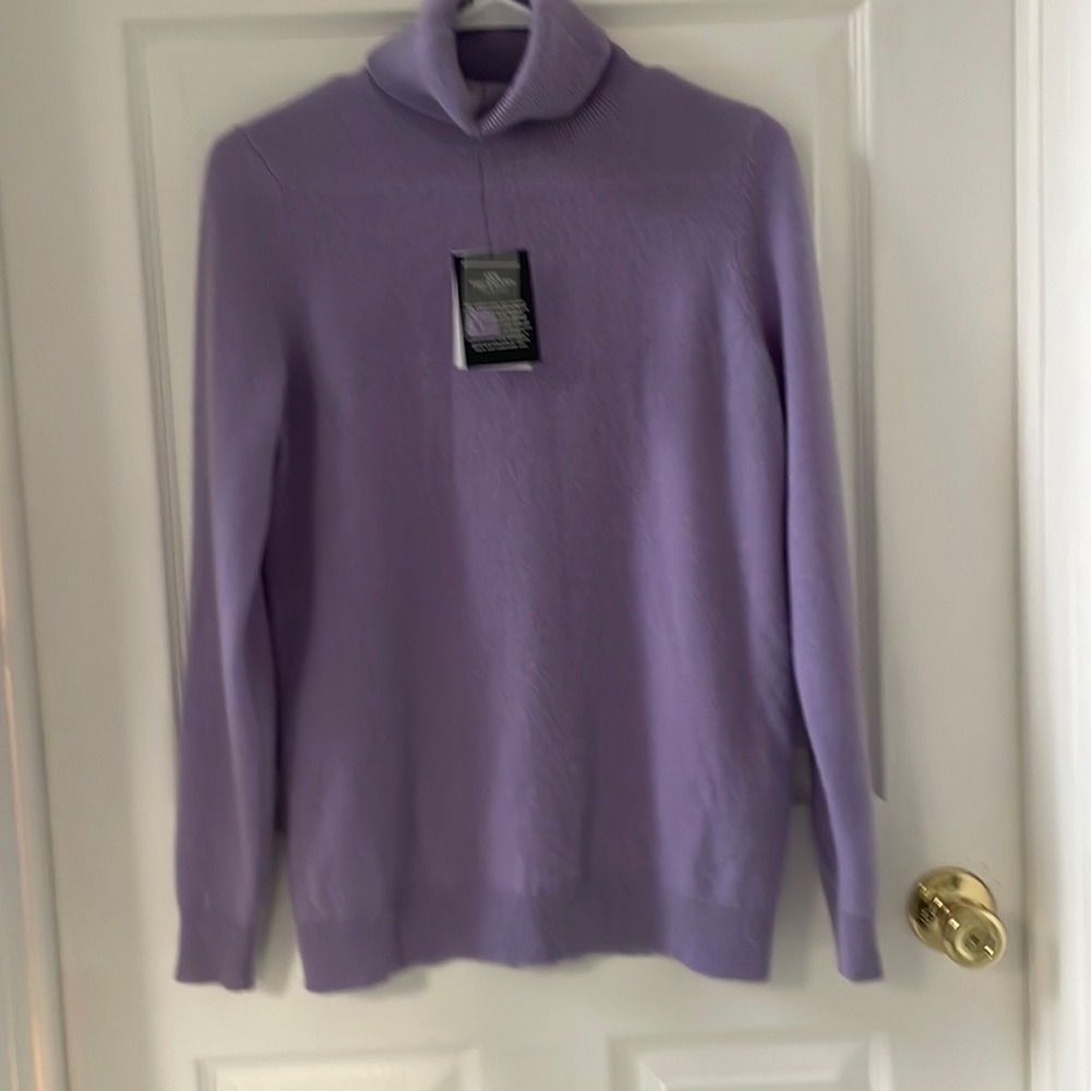 C by Bloomingdale’s cashmere sweater M
